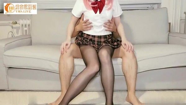 网红少女柚子猫a男友按在沙发上扯烂黑丝按住头疯狂口交