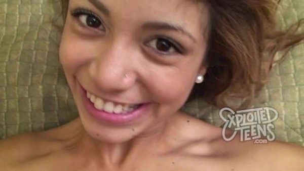 5英尺2英寸和96磅委内瑞拉青少年被中出！【ExxxTeens】