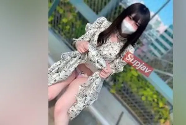 18岁色白美少女首次P活紧张抵抗