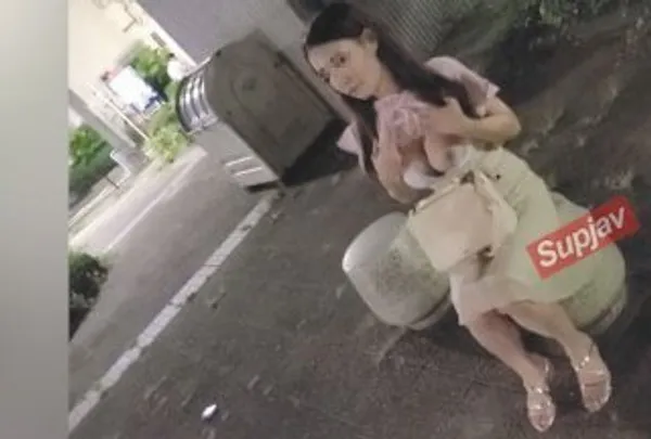 FC2PPV 3889133 巨乳纤细女挥霍成性 靠客人金钱供养