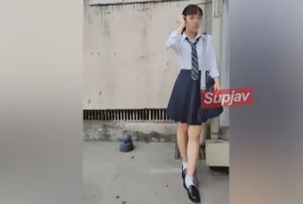 乒乓球社小个子女生周末归家后被舔舐中出