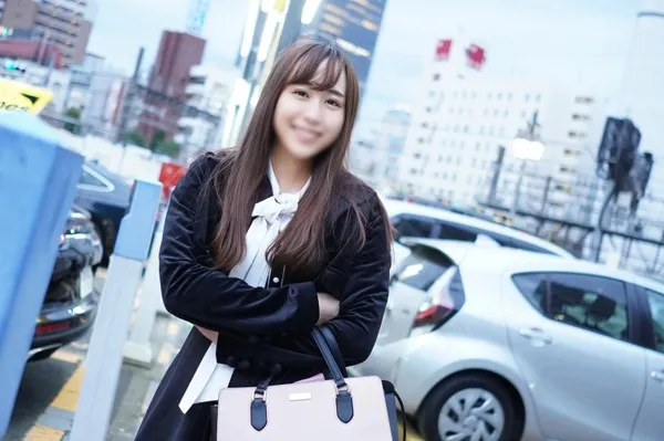 即尺面接♡天然系女子大学生3分钟口交吞精无套中出 第1集