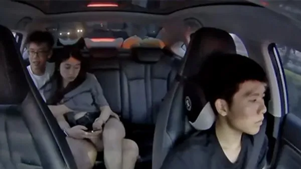长沙网约车 情侣后座激战亲热摸奶抠逼 视频全网疯传 老司机愣是一眼没看