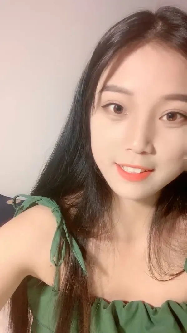 大学甜美学妹！近期下海性格活泼！收费房小秀一波，撩起衣服贫乳，骚穴特写，翘起屁股摇摆