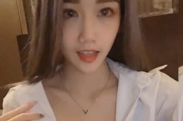SWAG 琳儿 与粉丝激情啪啪私拍 撕裂丝袜舔我的穴