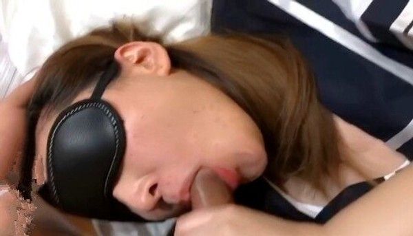 绿帽老公饥渴娇妻与单男疯狂搞3P，蒙眼水手制服装前怼后操