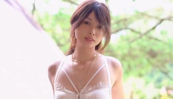 极品嫩模的极致诱惑！在野外露台亮出漂亮白虎