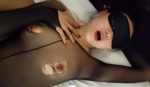 饥渴少妇带上眼罩享受着和三位小哥哥轮流做爱乱搞4P