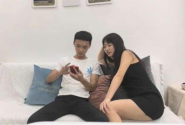约00后粉嫩美乳小萝莉 沙发上抠穴淫水多 口交观音坐莲玩得爽