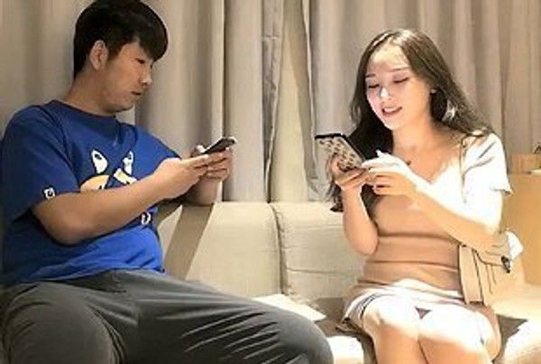 极品美女舌吻坐身上摸屁股骑乘猛操