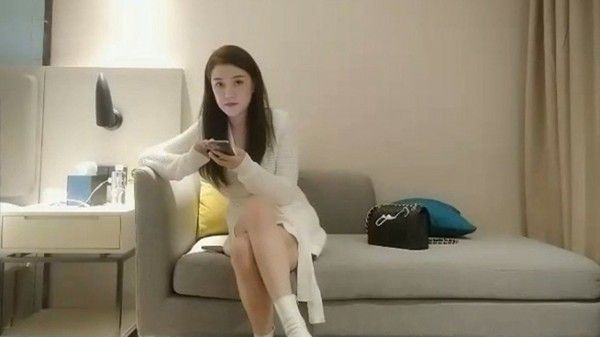 170CM大长腿美女酒店激战吊带黑丝高难度姿势