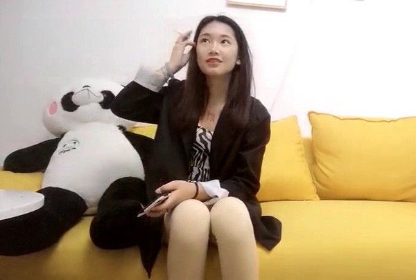深夜场高价网约温婉气质漂亮小姐姐 兄弟3P沙发近景AV视角暴力深喉