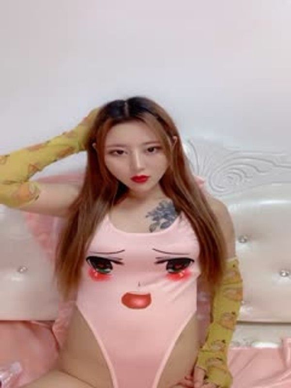 死库水网红美女直播裸聊 一线天无毛馒头逼