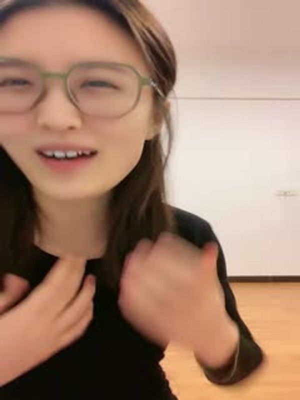 清纯眼镜小姐姐初下海 甜美性格半脱内裤特写掰穴