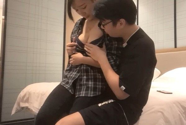 高价网约气质邻家女神 外围小姐姐阴毛好浓密 眼镜小伙狂抠狠干