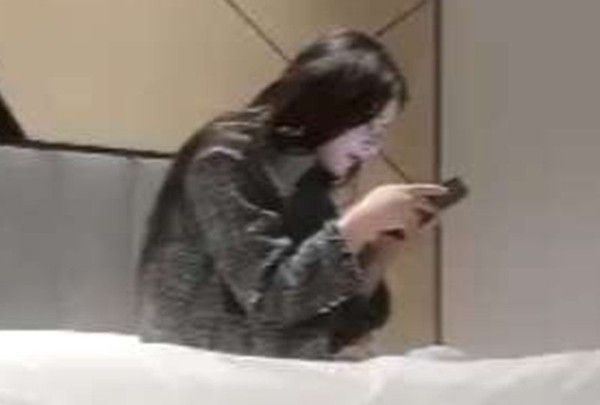 第一次套破了 第二次偷把套拿掉 美女发现后哭着不让干了
