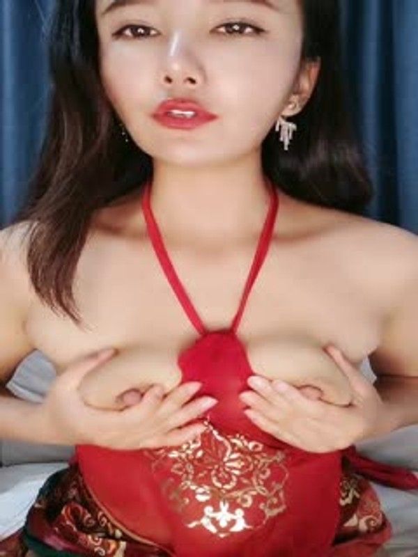 气质女神韵味美少妇红色肚兜儿，给狼友们讲成人小故事