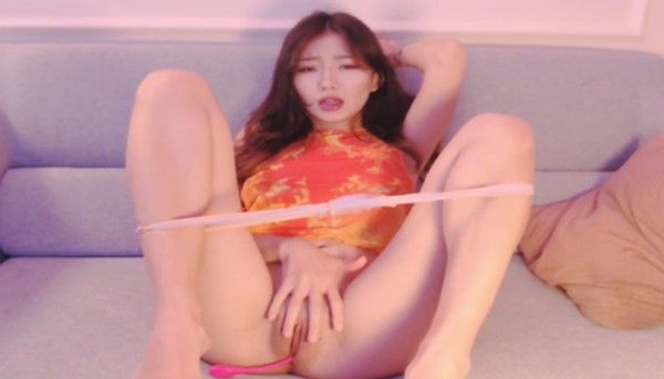 高颜值的漂亮女神开着直播在沙发上抽插自慰