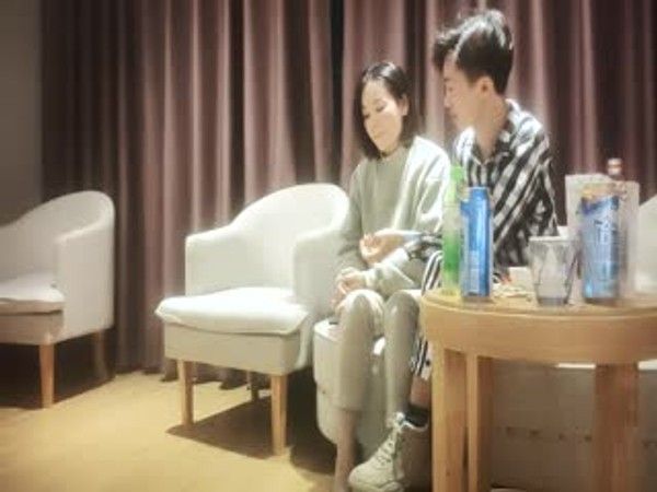 美容院工作良家少妇，开车接上酒店操B，看着文静，上了床操起了好骚1