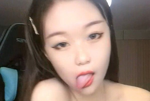 年轻黑丝高跟美乳妹直播裸聊骚挑逗