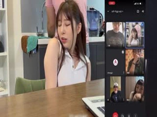 网课都耐不住寂寞的女生 偷偷的自慰 还没下课就拉着男友打一发1