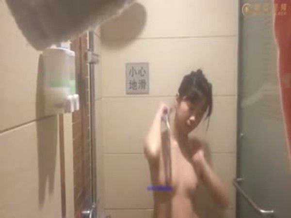 趁妹子洗澡不在意偷拍
