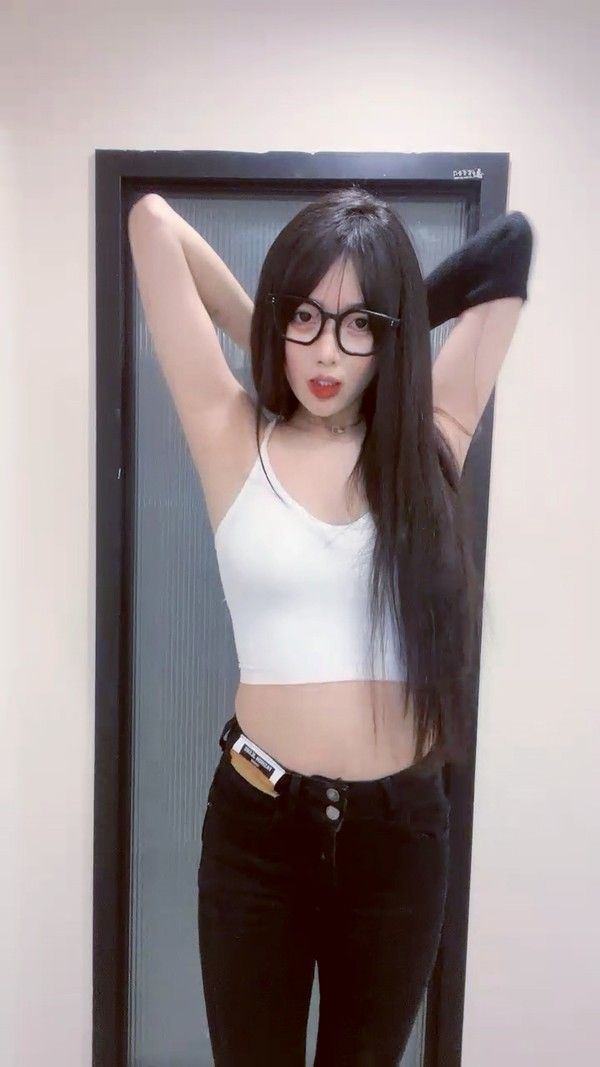 白色内衣性感好身材 女神长发红唇椅上自慰热舞
