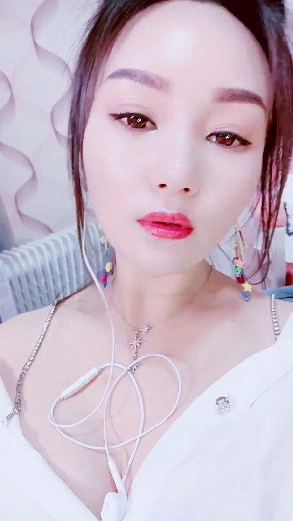 白衬衣御姐素人露脸自慰