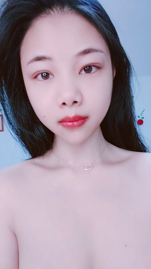 大过年了也不忘赚外快 卧室娇小老婆口交打飞机