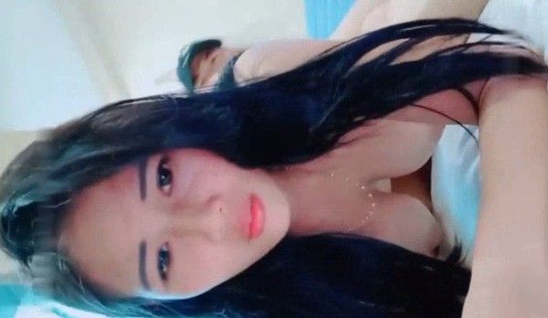 高颜值美女主播海边泳装直播秀