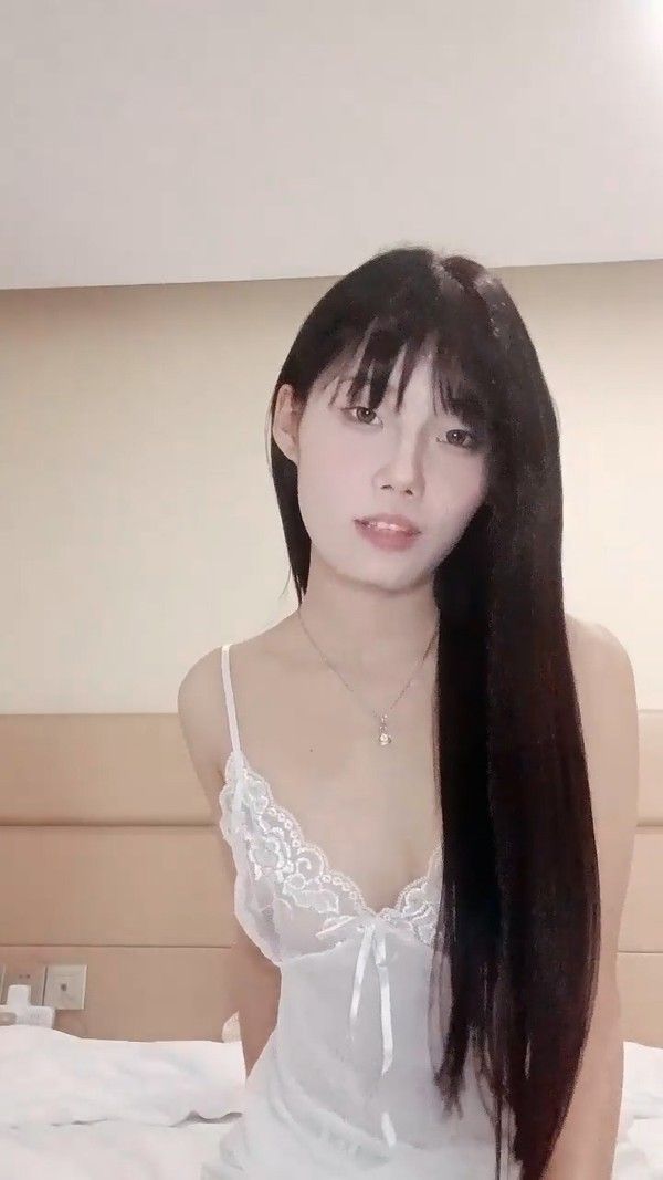 外表清纯乖巧妹妹 细腰黑丝美腿蜜桃臀 自摸骚穴