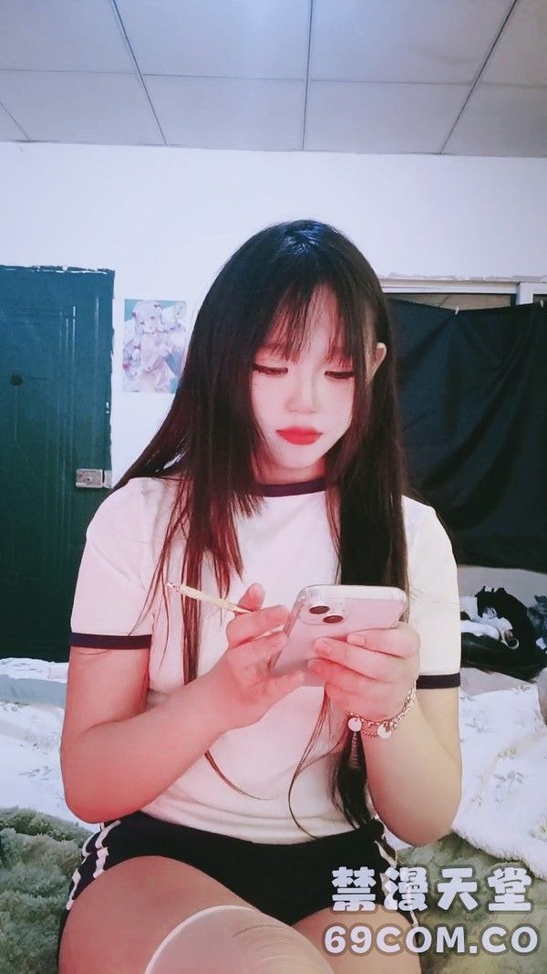 极品呆萌小妹全程露脸陪狼友发骚