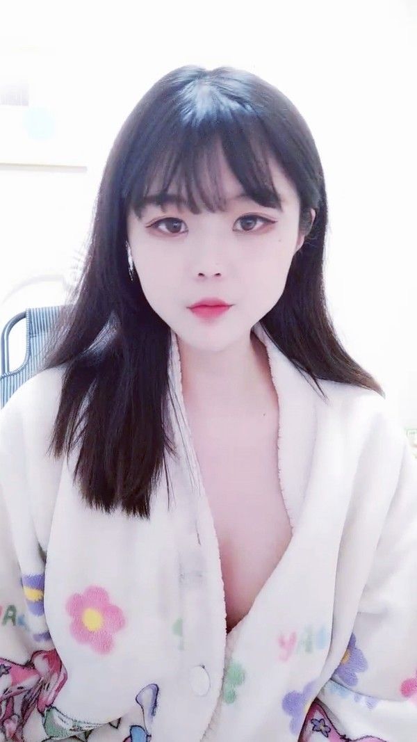 呆萌小少妇黑丝诱惑情人节直播伺候大哥激情啪啪