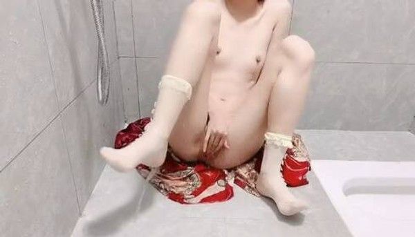 红色洛丽塔妹妹在浴室里自抠小粉穴