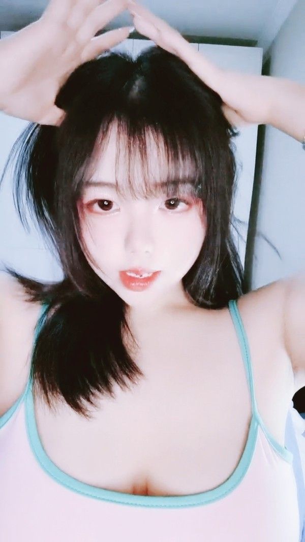 大奶尤物小姐妹全程露脸一起大秀给狼友发骚