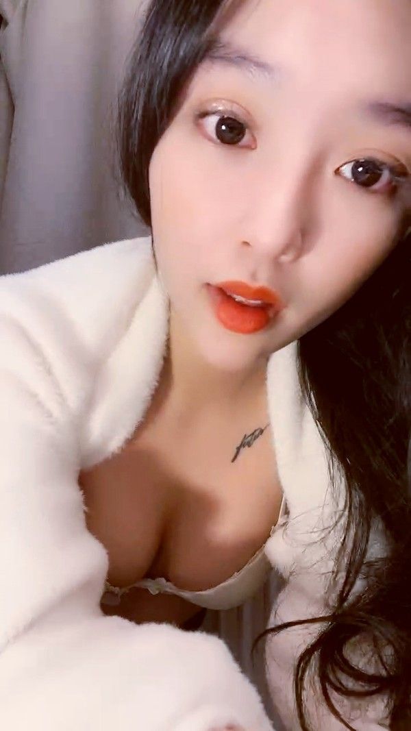 大波浪性感红唇女神 齐逼牛仔短裤直播大秀 全裸抖动大屁股特写