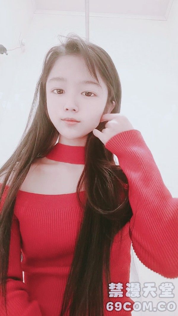 校花女神性感黑丝露脸在厕所偷偷挣狼友压岁钱