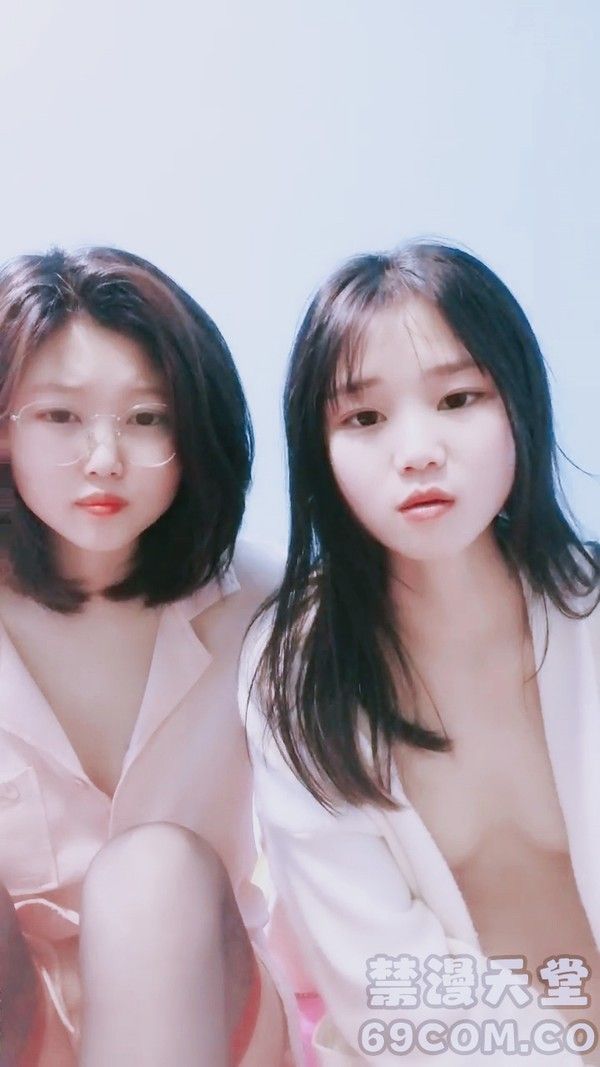 两个可爱年轻小妹深夜露脸陪狼友直播发骚