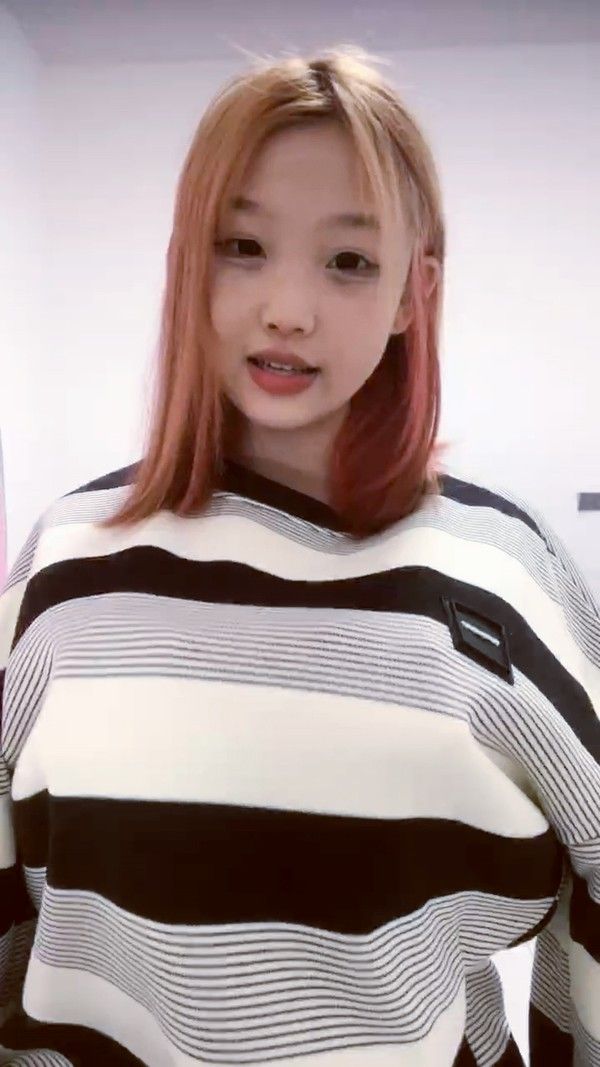 00后高颜值美少女直播裸聊 脱光扭腰摆臀互动