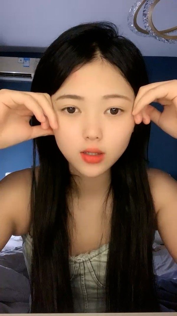 新人下海呆萌花臂妹妹 无毛一线天嫩穴 镜头前扣阴蒂掰穴