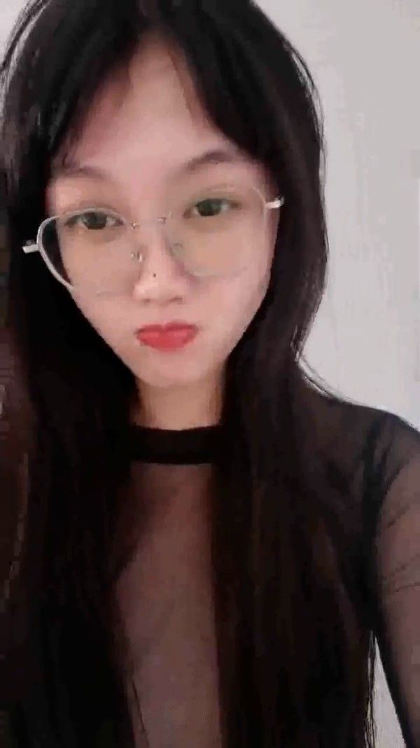淫荡娇娃全程露脸戴眼镜激情大秀