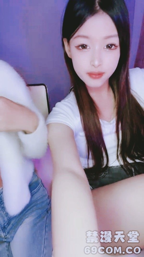 两个00后颜值美少女 超级嫩紧致小穴 幸福炮友操逼