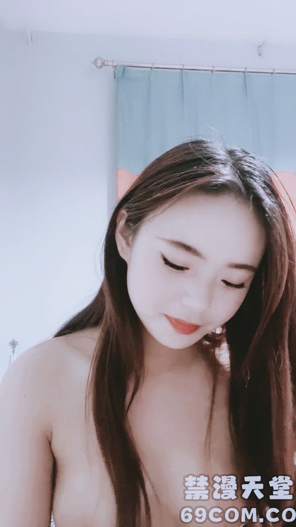 两个00后美少女活力十足一起跳舞
