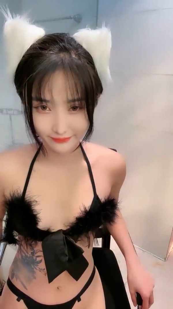 烈焰红唇小姐姐 网袜单腿蹲姿口交自慰