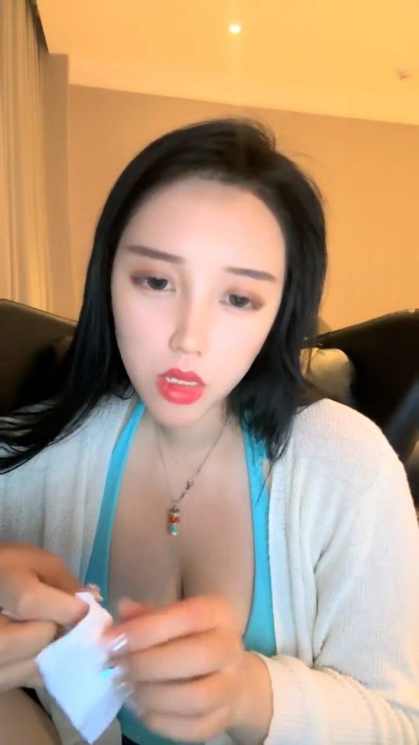 烈焰红唇网红小姐姐扭腰摆臀诱惑