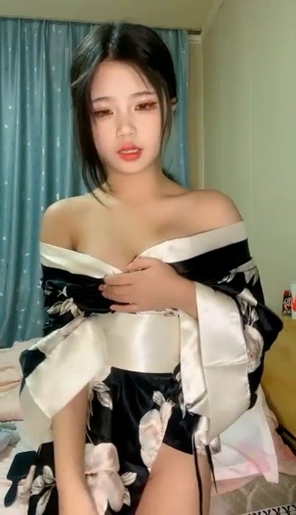甜美少女黑丝后入 娇喘粉嫩慢抽插