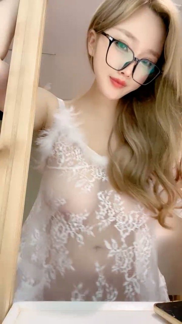 G罩杯美女黑框眼镜 性感睡衣主动侍奉