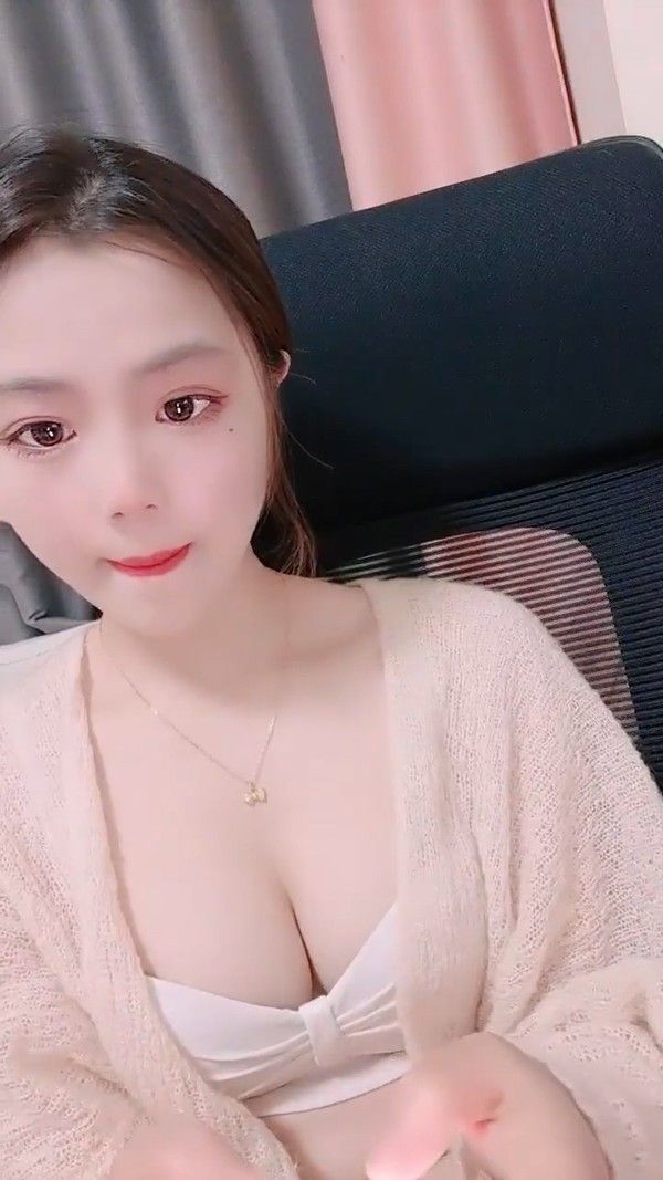 甜甜美少女大胆展示 白嫩奶子骚穴特写手指扣弄娇喘流白浆