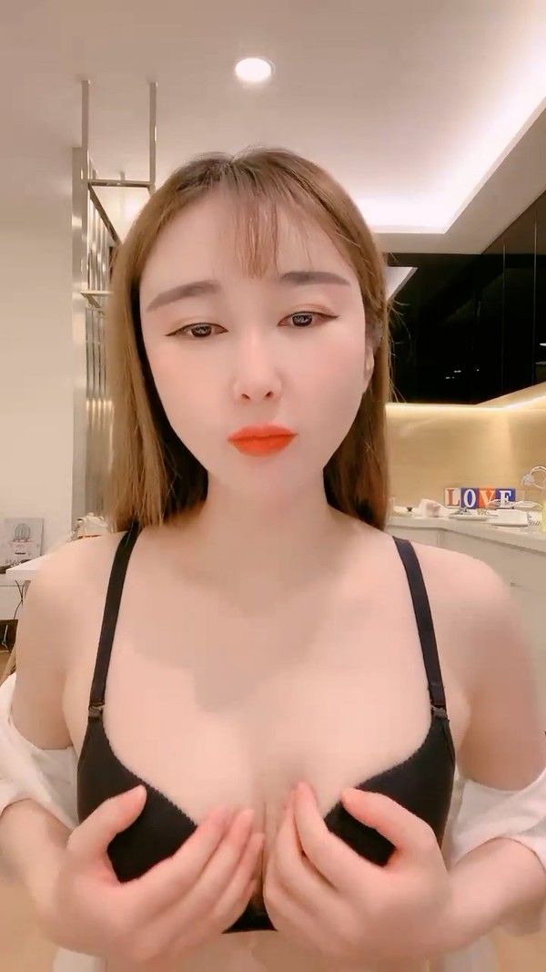 9分颜值极品美女全身粉嫩展示身材多毛骚穴自摸洞口张开翘起屁股浪叫呻吟