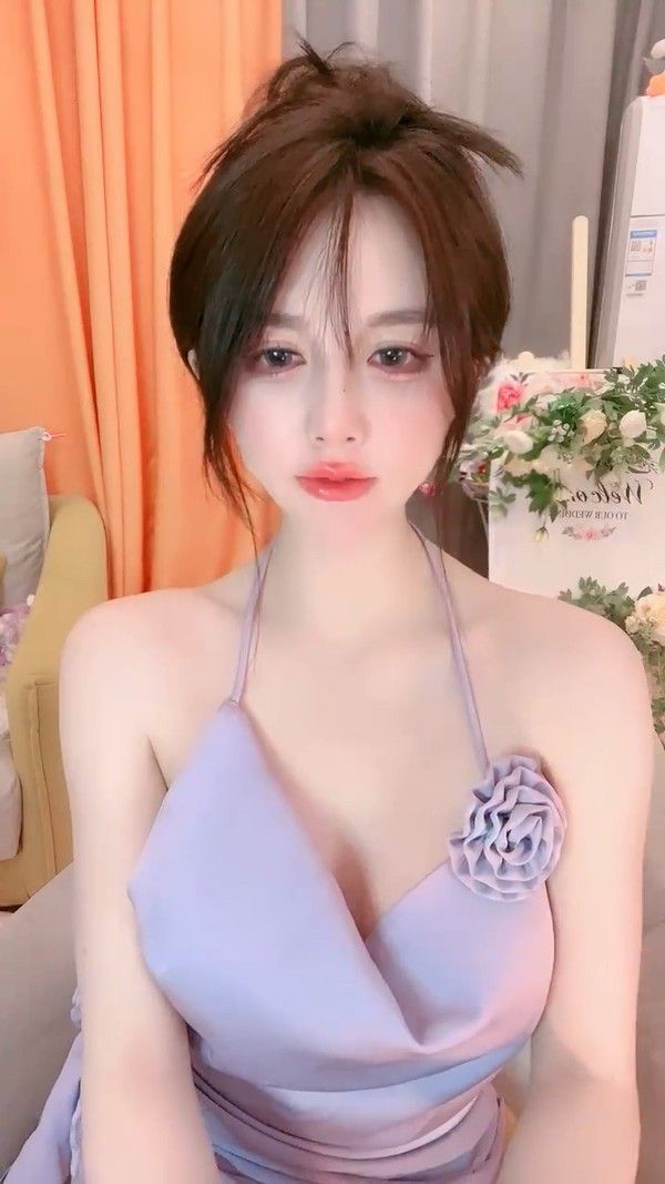 极品尤物网红女神性感吊带裙热舞